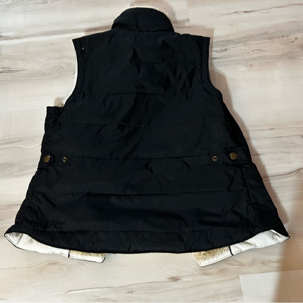 American Eagle Outfitters Black Vest with Cream Lining - Picture 2 of 12